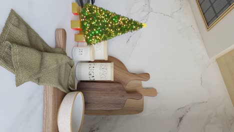 Kleiner-Weihnachtsbaum-Und-Küchenutensilien-In-Der-Ecke-Einer-Küche---3D-Render-Vertikal