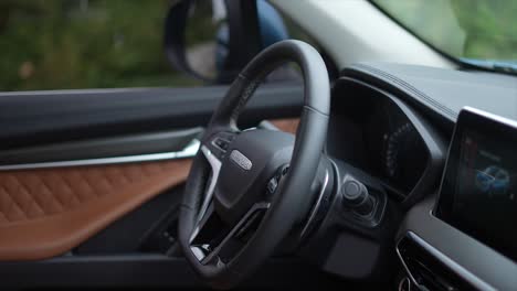 modern-car-interior,-car-steering-wheel,-SUV,-Maxus-D90