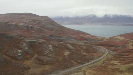 Vista-Aérea-Por-Drones-Del-Paisaje-De-Colores-Otoñales-Sobre-El-Norte-De-Islandia-Durante-El-Amanecer