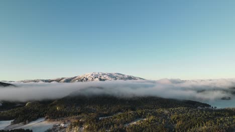 Zeitraffer-Bergwolken-Einer-Norwegischen-Landschaft