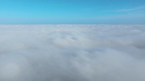 Bett-Aus-Weißen,-Flauschigen-Wolken-Am-Blauen,-Klaren-Horizont