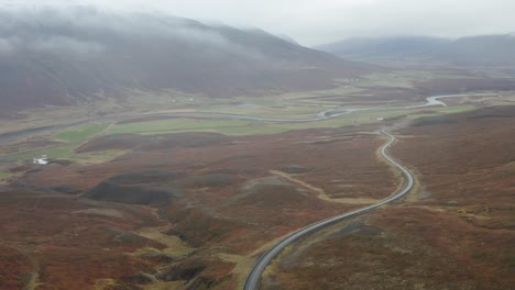 Carretera-Escénica-Con-Naturaleza-Otoñal-En-Una-Mañana-Brumosa-Sobre-El-Norte-De-Islandia
