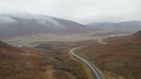 Cielo-Nublado-Con-Camino-Rural-Durante-La-Temporada-De-Otoño-En-El-Norte-De-Islandia