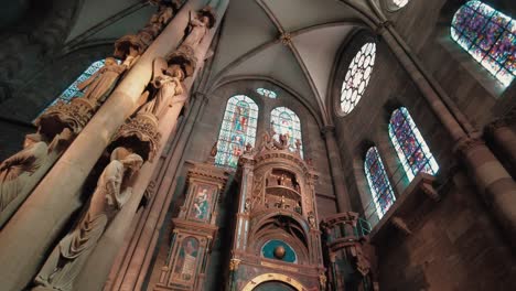 Enorme-Pilar-Con-Estatuas-En-ángulo-Antes-Del-Reloj-Astronómico-Dentro-De-La-Catedral-De-Notre-Dame-De-Estrasburgo