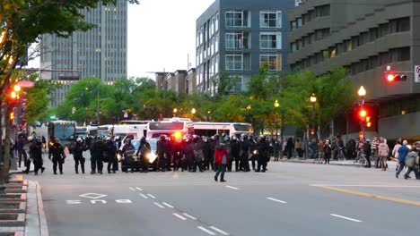 Las-Fuerzas-Policiales-Se-Preparan-Para-Contener-Posibles-Disturbios-Debido-A-La-Cumbre-Del-G7-Y-Bloquean-Completamente-Una-Calle-En-Quebec,-Canadá.