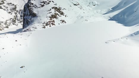 Verschneite-Berge:-Fitz-Roy-Aus-Patagonien,-Enthüllungsaufnahme-In-Argentinien