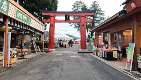 Wunderschönes-Torii-Tor-Neben-Traditionellen-Japanischen-Toren