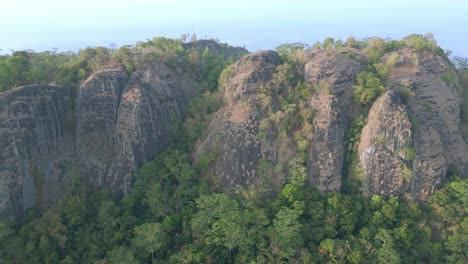 Sliding-drone-shot-dari-gunung-berapi-prasejarah-Nglanggeran,-Indonesia
