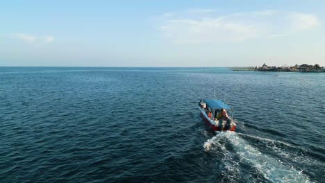 Luftaufnahme-Hinter-Einem-Touristenboot-Auf-Dem-Wasser-Auf-Dem-Celebes-Meer-Bei-Sonnenuntergang-In-Malaysia