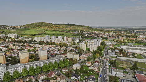 Kutna-Hora-Tschechien-Luftaufnahme-V6-über-Stadt-Und-Wohngebiet,-Aufnahme-Eines-Wunderschönen-Stadtbildes,-Kreisverkehre-Und-Schwenkansichten-Zeigt-Die-Wahrzeichen-Kathedrale-–-Aufgenommen-Mit-Mavic-3-Cine-–-November-2022