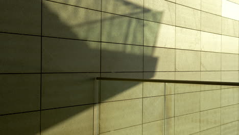 Abstrakte-Gebäudefassade-Mit-Schatten--Und-Sonnenscheinübergang