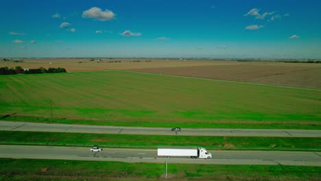 Transportation-traffic-around-Illini-Prairie-Rest-Stop-Northbound,-USA
