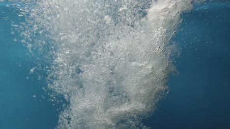 Blasen-Kommen-Aus-Dem-Wasser