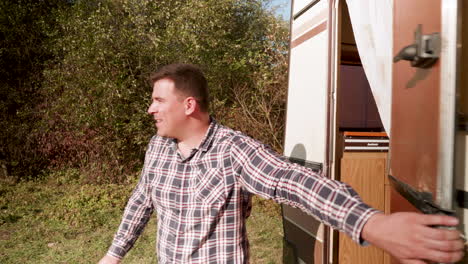 Smiling-couple-getting-out-of-their-retro-camper-van