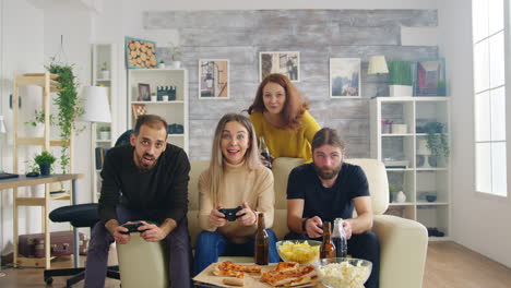 Eine-Gruppe-Von-Freunden-Entspannt-Sich-Gemeinsam-Im-Wohnzimmer-Und-Spielt-Videospiele
