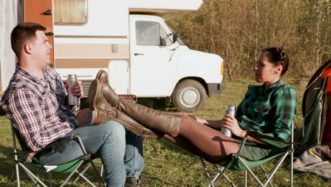 Kaukasisches-Paar-Entspannt-Gemeinsam-Auf-Campingstühlen