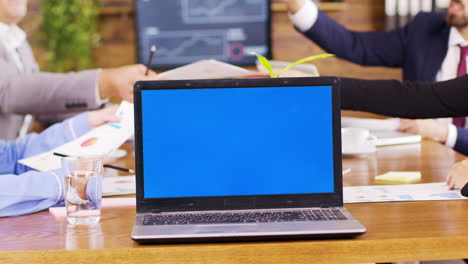 Im-Konferenzraum-Laptop-Mit-Blauem-Bildschirm