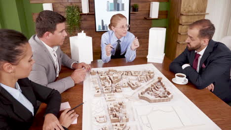 Arquitecta-Explicando-Su-Proyecto-Inmobiliario-A-Jóvenes-Inversores