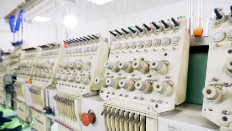 Moderne-Nähmaschinen-Für-Baumwolle-In-Einer-Stofffabrik