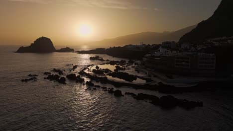 Aufnahme-Von-Port-Moniz-Auf-Madeira-Bei-Wunderschönem-Sonnenuntergang,-Schwenk-Nach-Links