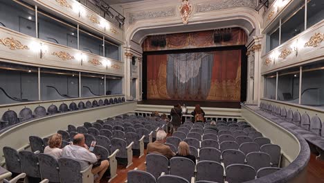 Zeitraffer-Von-Menschen,-Die-Das-Alte-Theater-Carlos-III-In-San-Lorenzo-De-El-Escorial,-Madrid,-Spanien-Betreten-Und-Dort-Sitzen