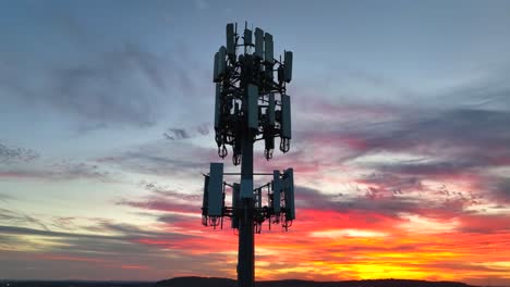 Mobilfunkmast,-Der-Sich-Vor-Einem-Lebhaften-Sonnenuntergangshimmel-Abhebt