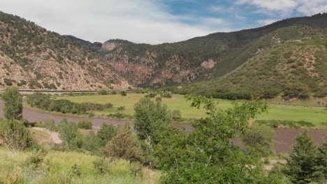 Scene-capturing-natural-environment-around-Colorado-river,-near-Moab