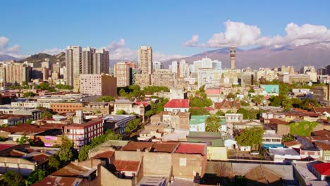 Luftdrohnen-Panoramaaufnahme,-Lateinamerikanische-Talstadt-Santiago-De-Chile,-Hintergrund-Der-Andenkordilleren
