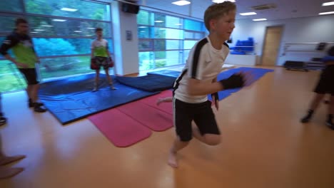 Zeitlupenvideo-Eines-Jungen-Boxers,-Der-Im-Trainingsraum-Läuft