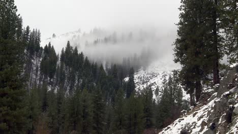 Dichte-Wolken-Bedecken-Wilde,-Neblige-Berge-Des-Boise-National-Forest,-Idaho,-USA