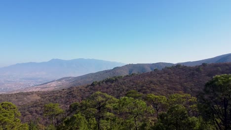 Beautiful-rural-scenery-with-tall-green-trees-and-vast-mountainous-landscape-in-Oaxaca,-Mexico
