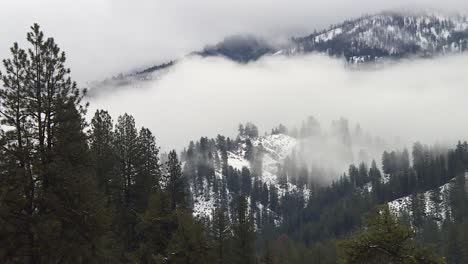Niedrige-Wolken-Umhüllen-Die-Schneebedeckten-Berge-Des-Boise-National-Forest-In-Idaho,-Vereinigte-Staaten