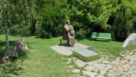 Zooming-out-of-a-bronze-statue-of-Baba-Vanga-or-Vangeliya-Pandeva-Gushterova-in-Rupite-Bulgaria,-was-a-Bulgarian-clairvoyant-or-more-commonly-known-as-the-Balkan-Nostradamus