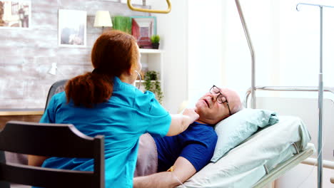 Alter-Kranker-Mann-In-Einem-Krankenhausbett-Lässt-Seinen-Herzschlag-überprüfen