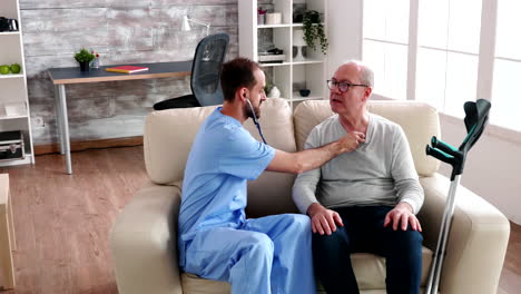 Stillender-Mann-Benutzt-Stethoskop,-Um-Den-Herzschlag-Des-Alten-Mannes-Zu-überprüfen