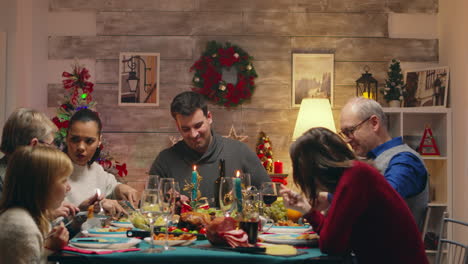 Fröhliche-Familie,-Die-Leckeres-Essen-Für-Das-Weihnachtstreffen-Genießt
