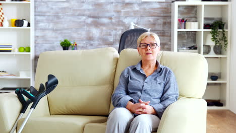 Portrait-of-senior-woman-in-nursing-home-sitting-on-the-couch