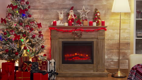 Weihnachtsbaum-Mit-Lichtern-Und-Geschenkboxen-Geschmückt