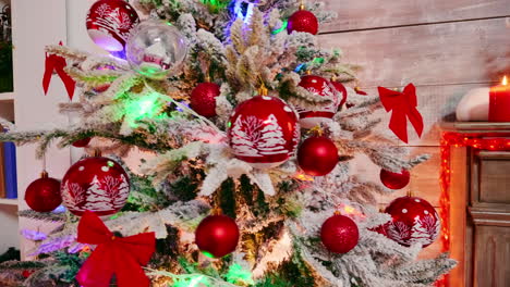 Nahaufnahme-Eines-Weihnachtsbaums-Mit-Girlande