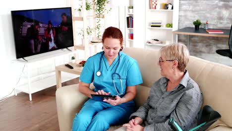 Krankenschwester-Hält-Tablet-PC-Im-Altersheim