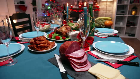 Weihnachtstischdekoration-Mit-Traditionellem-Essen