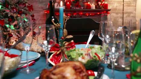 Tisch-Mit-Köstlichem-Essen,-Bereit-Für-Das-Weihnachtsfest