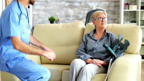 Enfermero-Hablando-Con-Una-Anciana-Que-Sufre-De-Parkinson