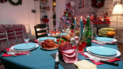 Tisch-Mit-Traditionellem-Essen-Für-Die-Weihnachtsfeier