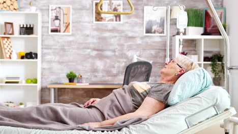 Old-lady-lying-on-hospital-bed-in-nursing-home