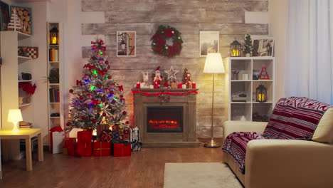 Chimenea-Y-árbol-De-Navidad-En-Una-Habitación-Decorada-Para-Navidad
