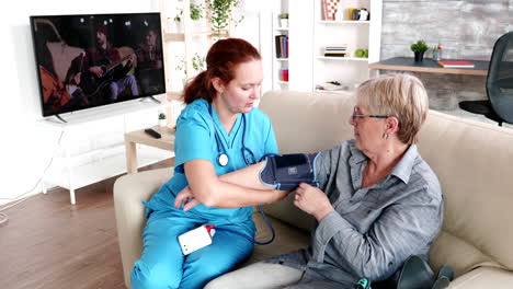 Krankenschwester-Misst-Den-Blutdruck-Einer-älteren-Frau