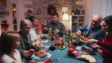 Gran-Familia-Celebrando-La-Navidad-Con-Comida-Deliciosa