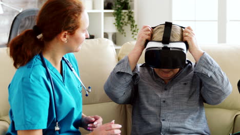Krankenschwester-Hilft-Einer-älteren-Frau,-Die-Virtuelle-Realität-Zu-Erleben