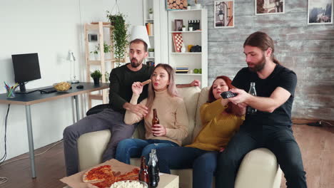Group-of-close-friends-enjoying-their-beer-and-pizza